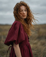 Платье с жабо и рукавами-фонариками из крапивы цвета бордо