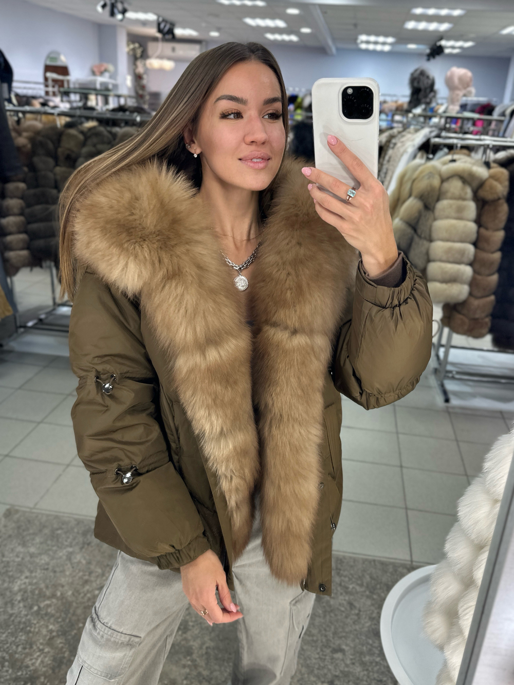 Пуховик в горчичном цвете с мехом песца под куницу