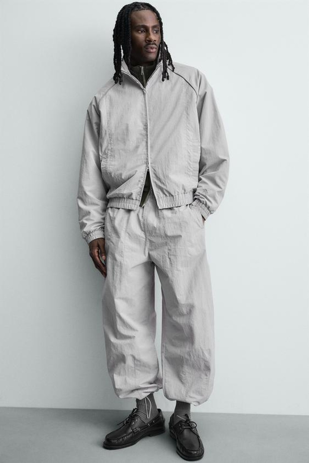 ZARA ДЖОГГЕРЫ ИЗ ВЫСОКОТЕХНОЛОГИЧНОЙ ТКАНИ С КОНТРАСТНЫМИ ПОЛОСАМИ, СВЕТЛО-СЕРЫЙ