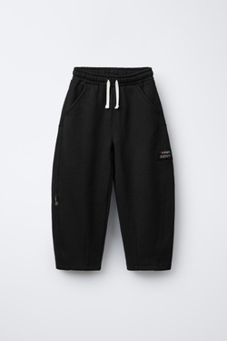 ZARA БРЮКИ BARREL ИЗ МЯГКОЙ ТКАНИ С НАШИВКОЙ, ЧЕРНЫЙ