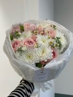 Букет из хризантемы, кустовой пионовидной розы и ромашки