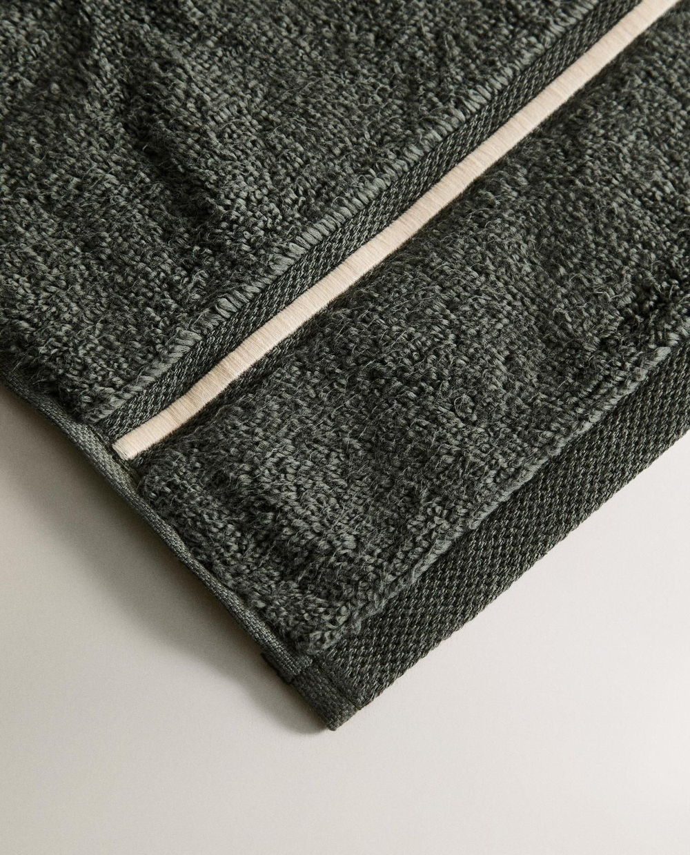 Zara Home - Банное полотенце с вышитой каймой, зеленый, 90х150 см