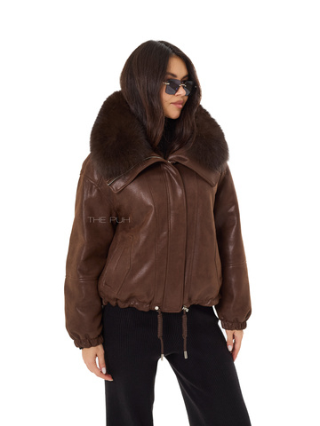 Шоколадная куртка-пуховик из эко-кожи с накладным мехом