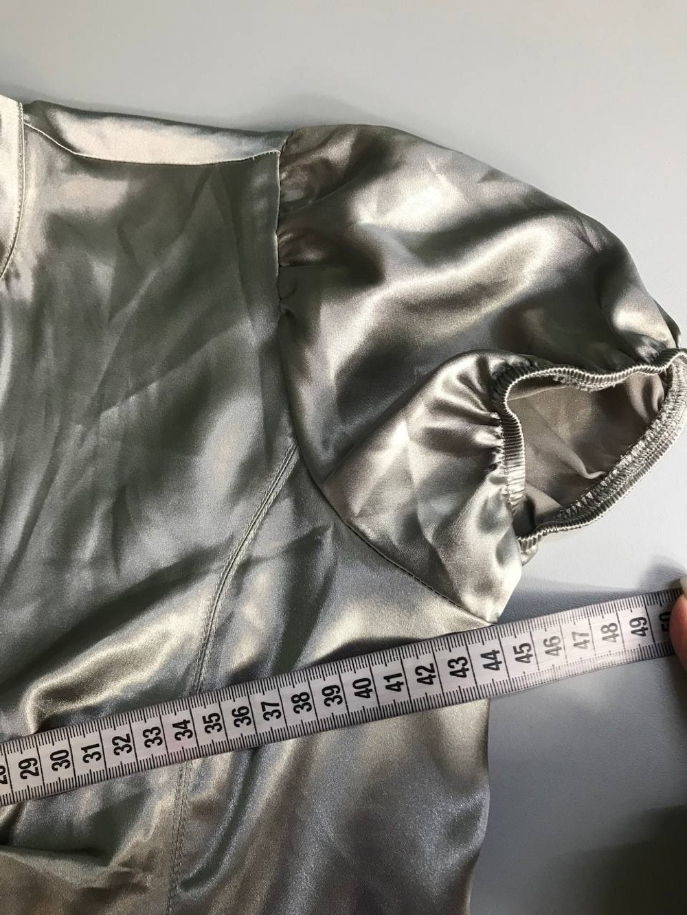 Блузка OGGI словно и жидкого серебра, струящаяся и блестящая, 48 размер
