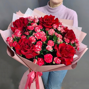 Букет из кустовых роз и французских розочек сорта "Эксплорер"