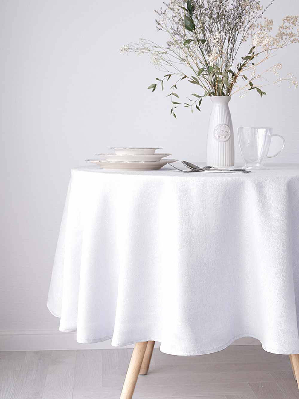Скатерть DeNASTIA D180 Жаккард белый (эффект потёртости)