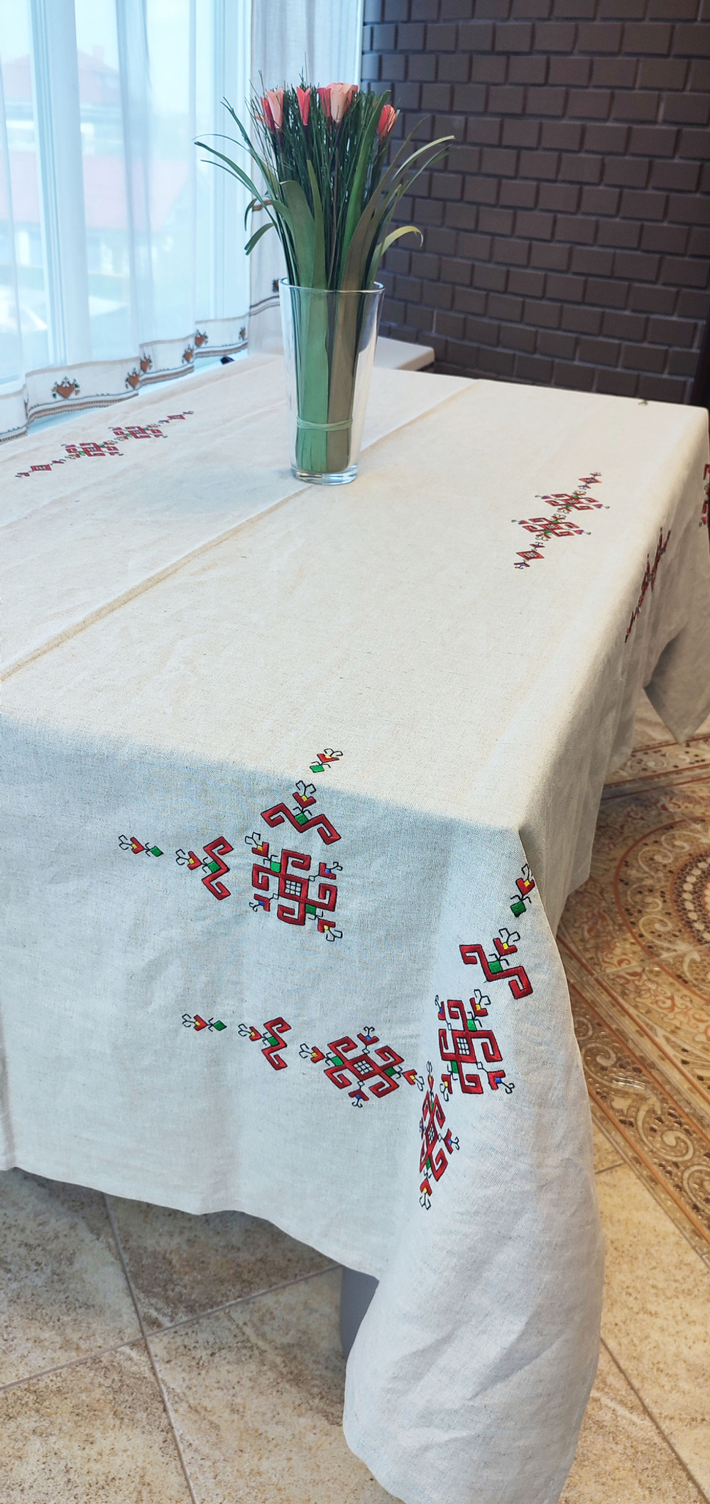 Скатерть столовая с вышивкой