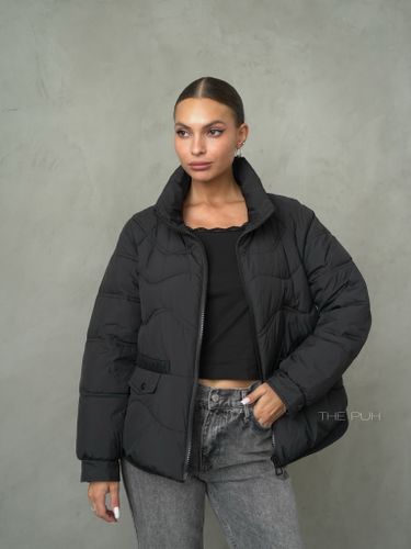 Черный пуховик с трикотажной манишкой
