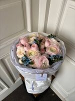 Букет из нежных ранункулюсов