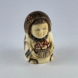 Статуэтка нэцкэ Женщина с корзиной цветов