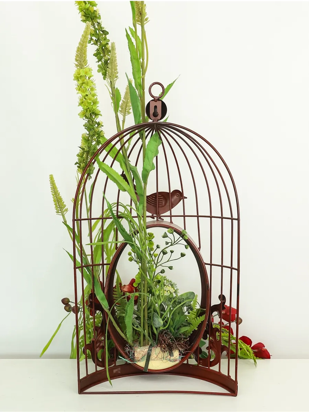 Композиция настенная с цветами в металлической клетке