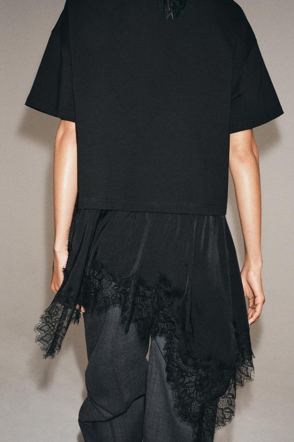 ZARA ФУТБОЛКА С КРУЖЕВНОЙ ОТДЕЛКОЙ, ЧЕРНЫЙ