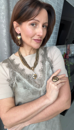 Кольцо сердце с ангелом со стрелой, по краю светлые кристаллы, золото антик