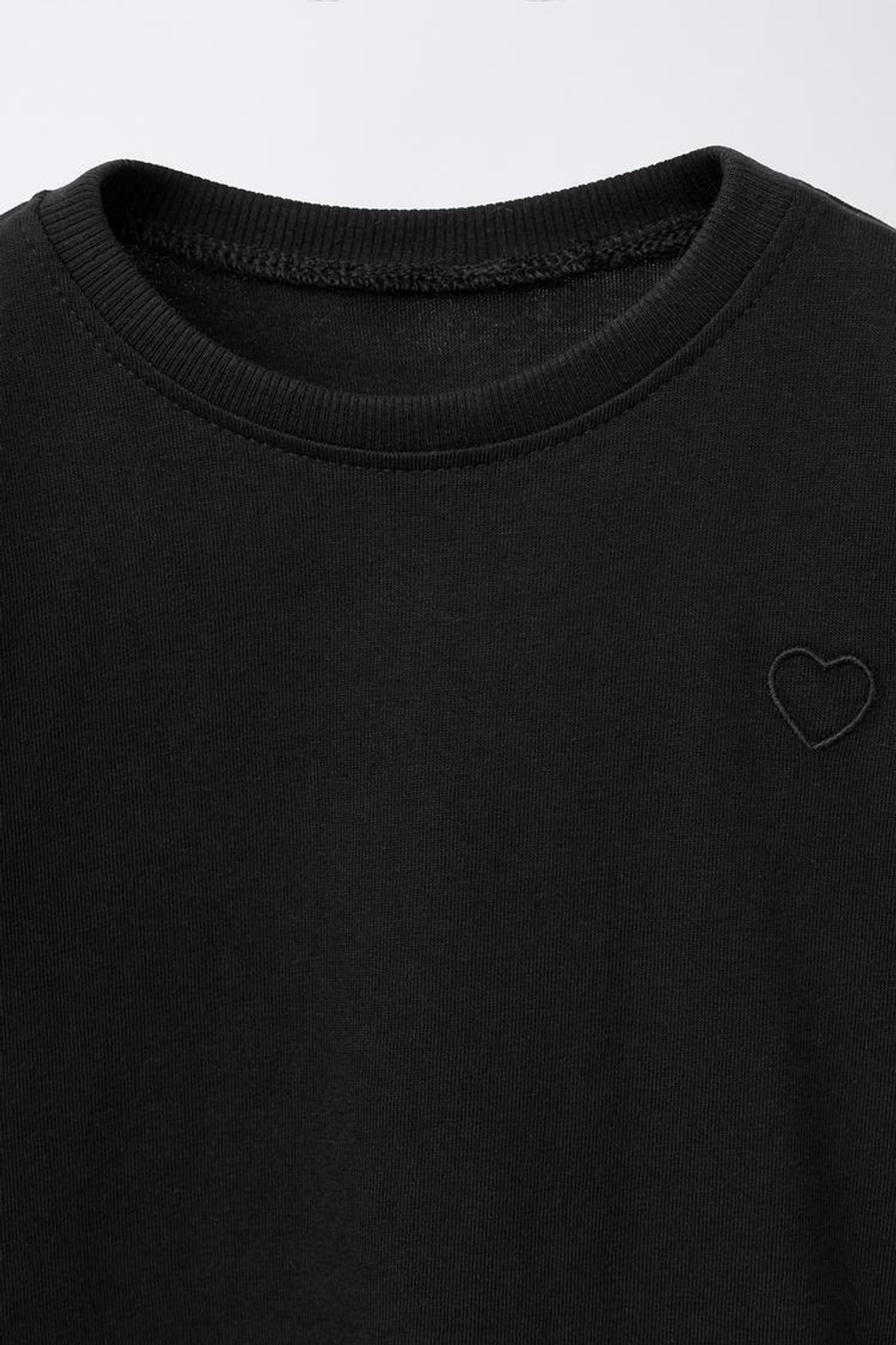 ZARA БАЗОВАЯ ФУТБОЛКА С ВЫШИТЫМ СЕРДЦЕМ, ЧЕРНЫЙ