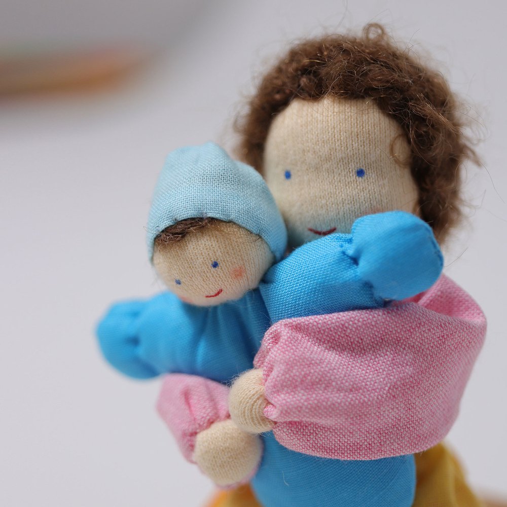 Вальдорфская кукла "Мама с темными волосами", 14 см