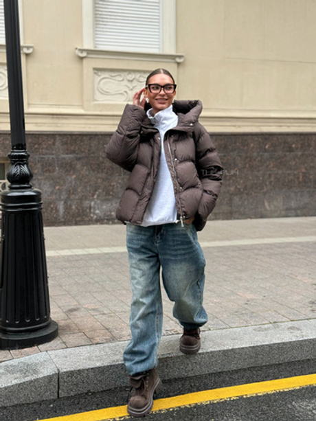 Шоколадный пуховик с капюшоном