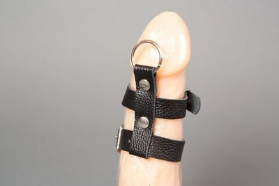 Сбруя на фаллос из кожанных ремешков (Цвет: черный)