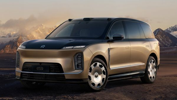 Nio ES9: флагманский кроссовер на 900 В с заменой батареи за три минуты