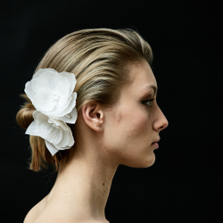 Заколка-пион из белого шелка