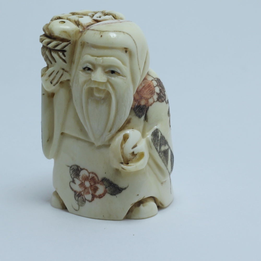 Нэцкэ Фукурокудзю с персиком и корзиной фруктов на плече