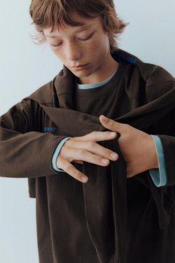 ZARA ФУТБОЛКА С КОНТРАСТНЫМ ТЕКСТОВЫМ ПРИНТОМ, ШОКОЛАДНЫЙ