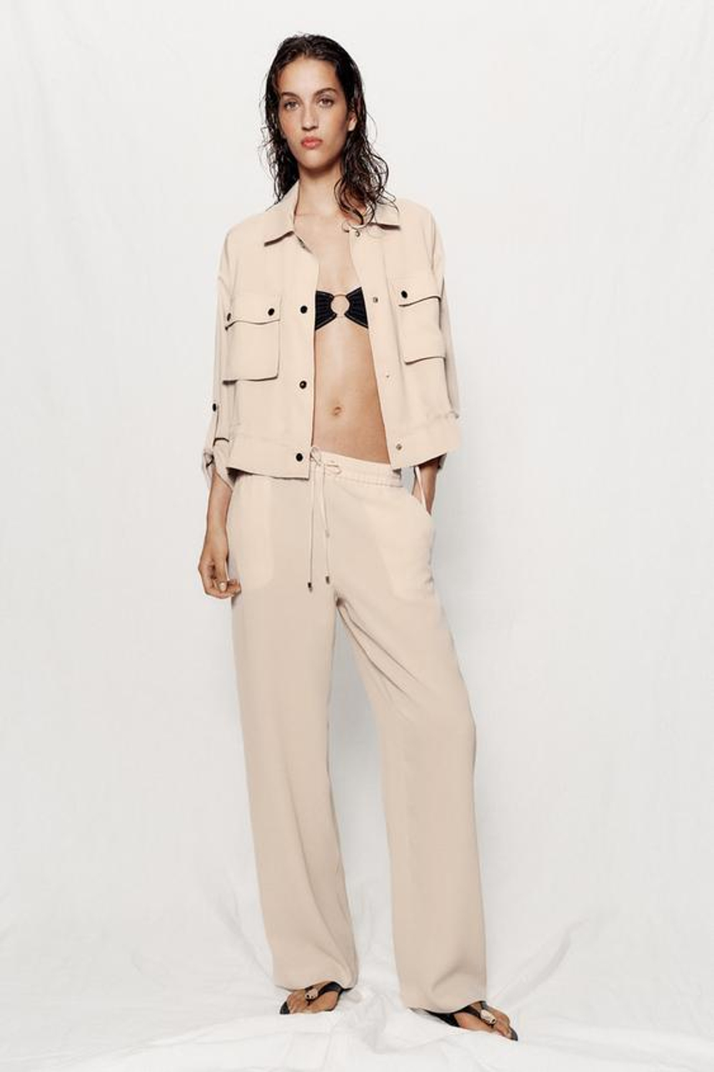 ZARA БРЮКИ ИЗ СТРУЯЩЕЙСЯ ТКАНИ С ЭЛАСТИЧНЫМ ПОЯСОМ, БЕЖЕВЫЙ