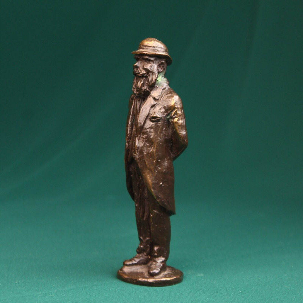 Коллекционная миниатюра «Мужчина в стильном костюме»