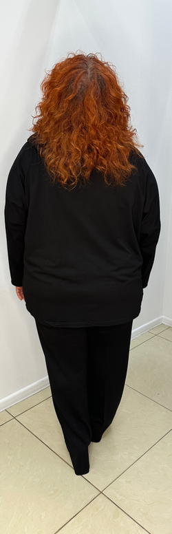 Черный жакет-бомбер со стразовыми кедами