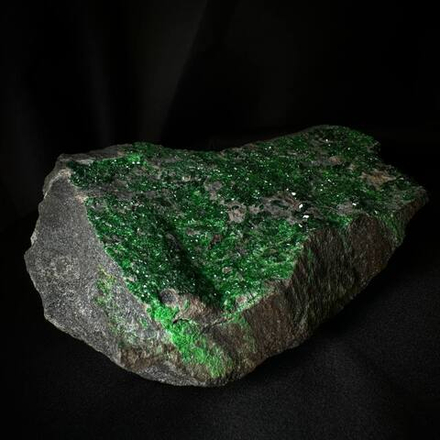 Уваровит на материнской породе