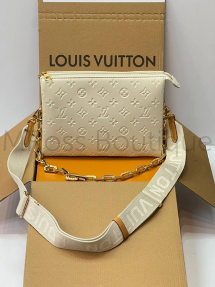 Сумка Coussin PM Louis Vuitton сливочного цвета