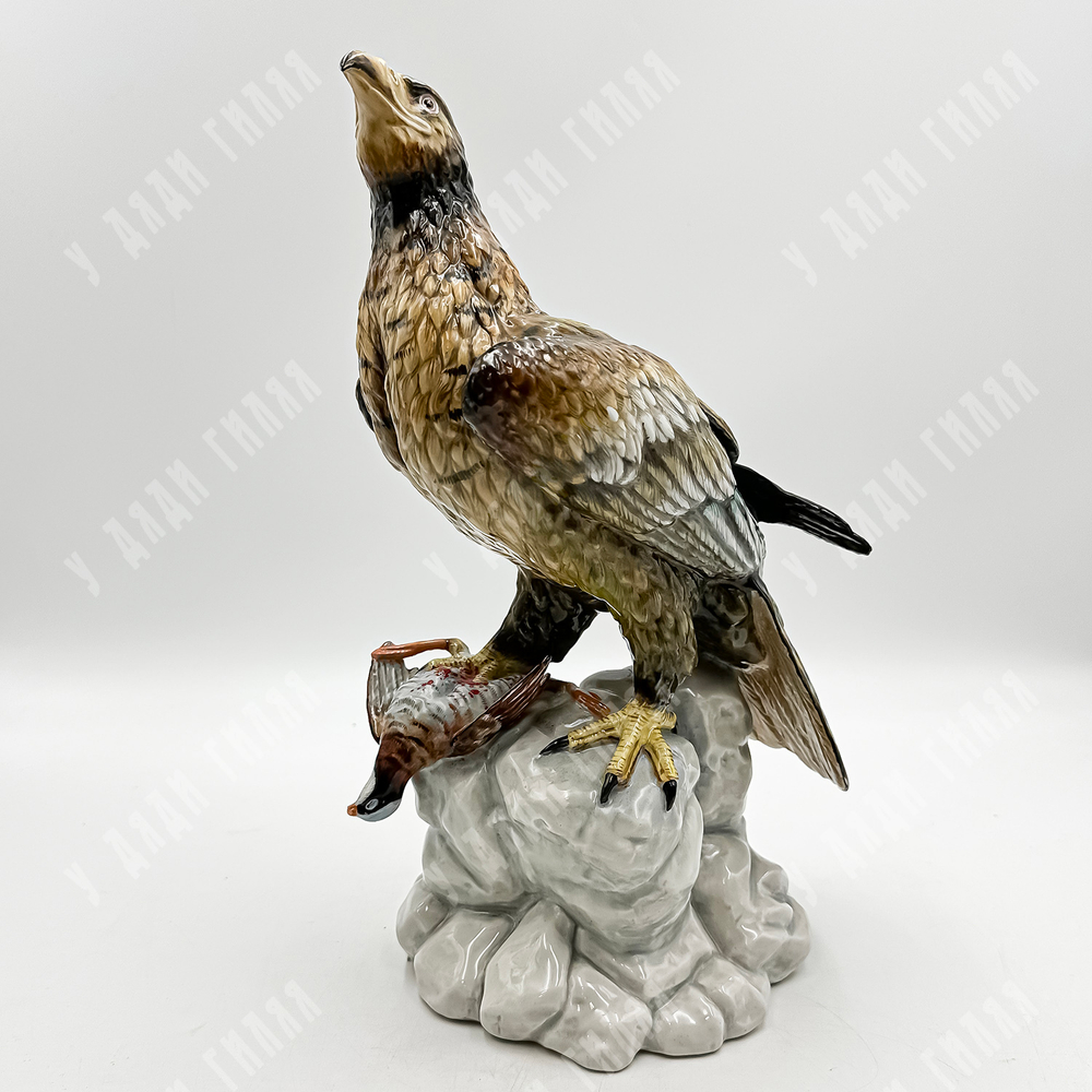 Фарфоровая скульптура "Орёл с добычей". Фарфор, глазурь, ручная роспись. Германия, XX век.