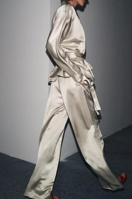 ZARA БРЮКИ С ЗАЩИПАМИ ИЗ САТИНА — ZW COLLECTION, КАМЕННО-СЕРЫЙ