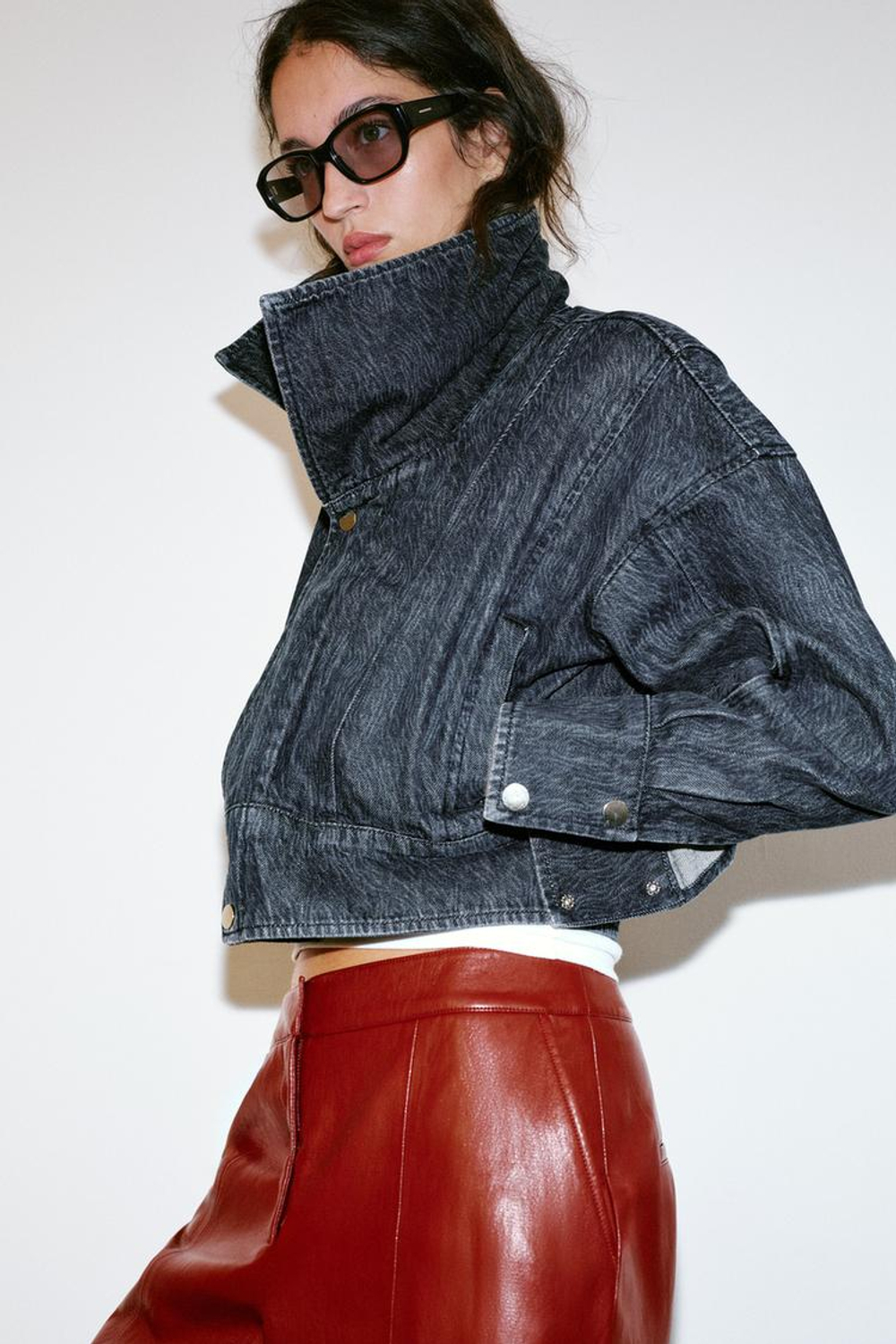 ZARA УКОРОЧЕННАЯ ДЖИНСОВАЯ КУРТКА Z1975, СИНИЙ/ЧЕРНЫЙ