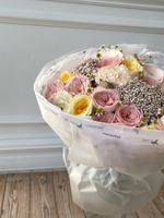 Сборный букет из кустовой пионовидной розы, одноголовой пионовидной розы, ромашки, диантусов и озотамнуса