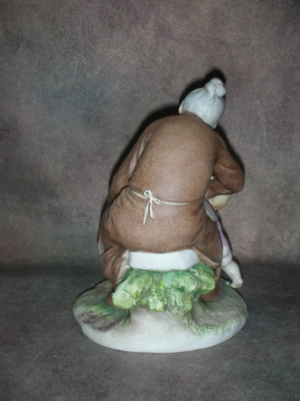 Статуэтка. Фарфор. Бабушка и малышка. Capodimonte. Италия