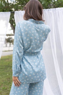 Костюм с птичками в голубом цвете из вискозы