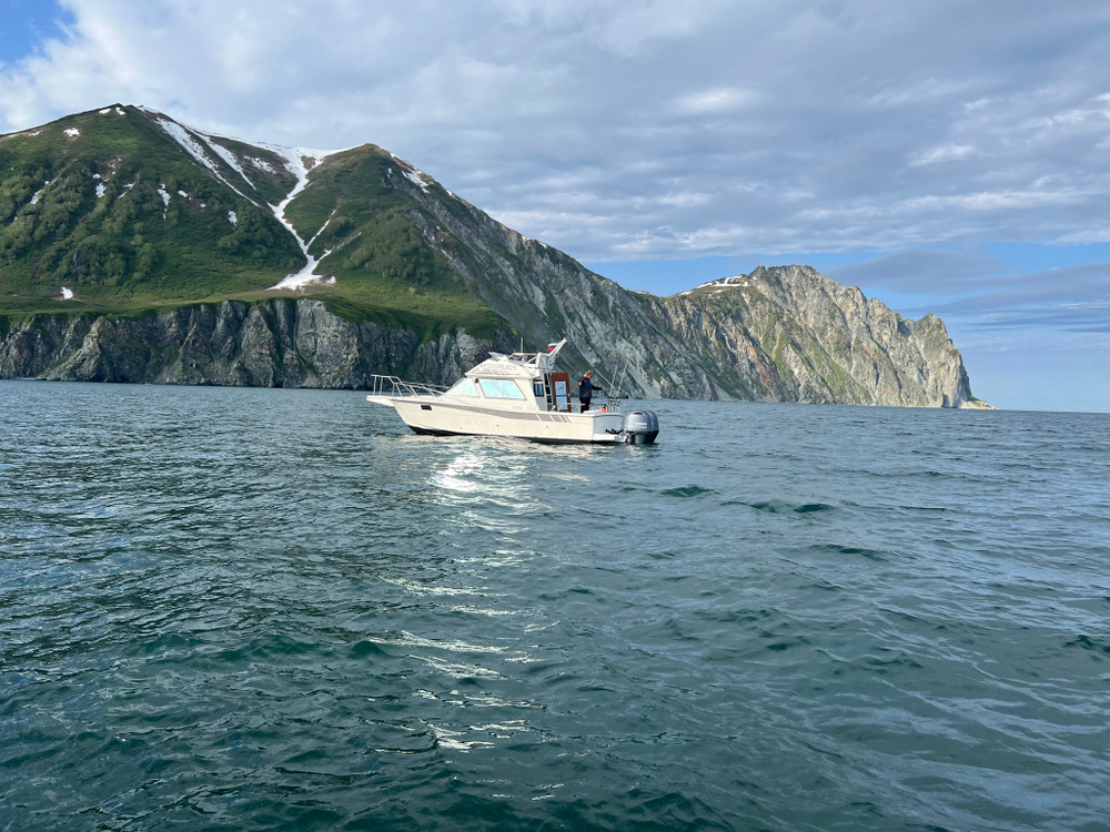 Морская рыбалка на катере.