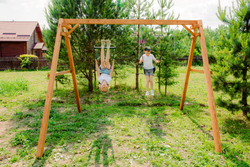 Деревянные качели с трапецией и гибкими качелями