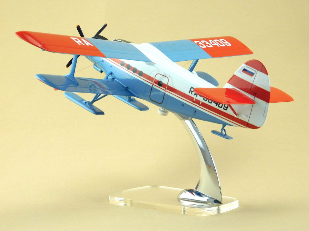 Модель самолета Ан-2 (М1:48, Бугурусланское ЛУГА), на лыжах