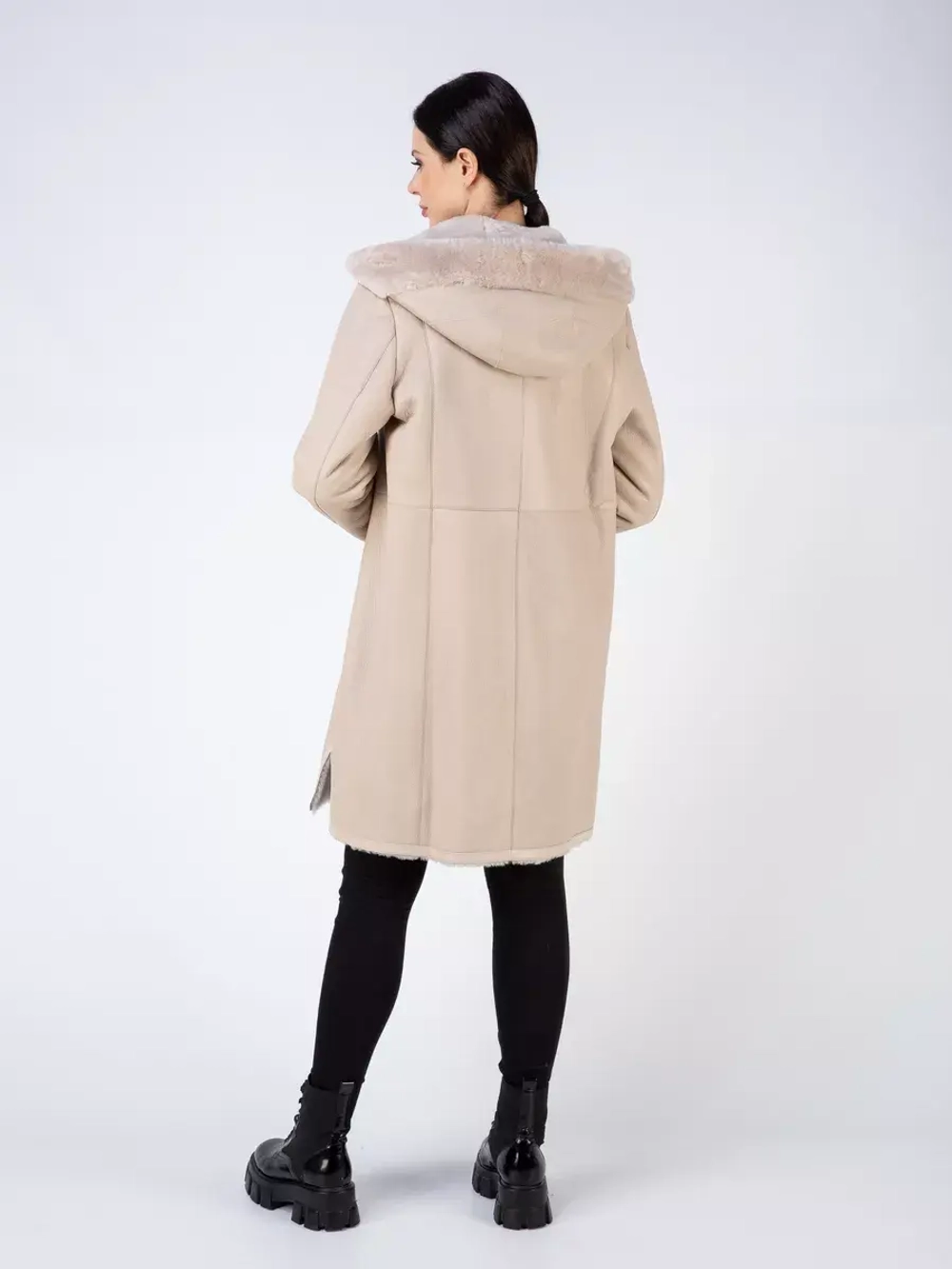 Дубленка зимняя натуральная с капюшоном