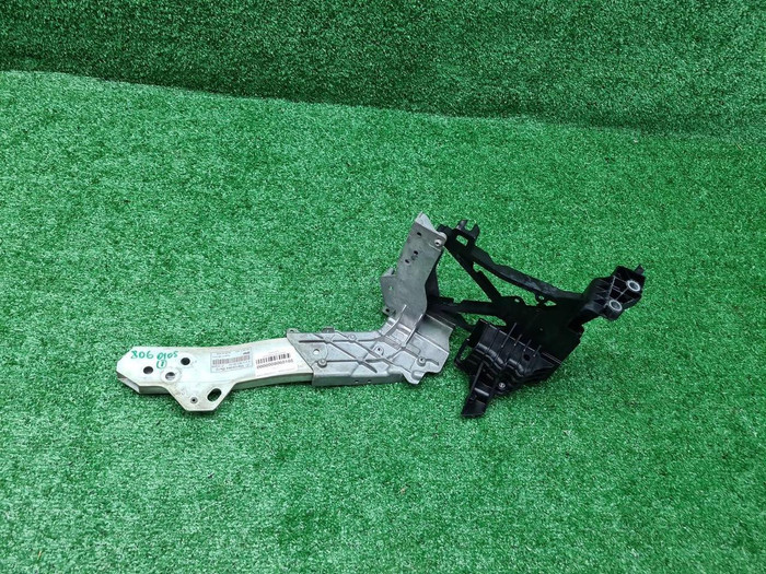 Кронштейн передней панели Mercedes E W213 (16-23)