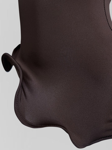 Лонгслив однотонный с расклешенными рукавами и баской