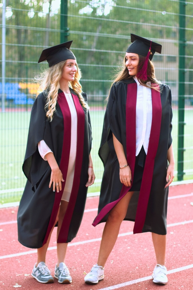 Комплект выпускника “Оксфорд” – мантия с вишневой полосой