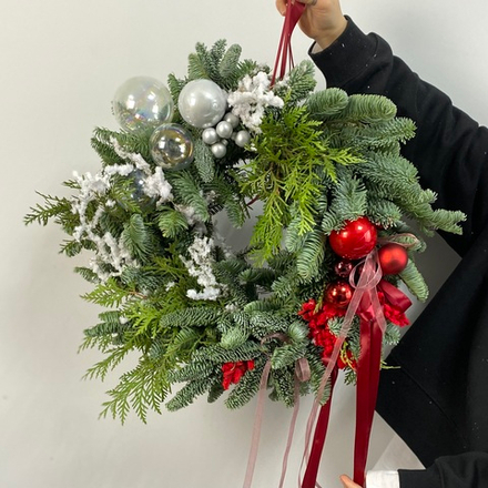 Венок из нобилиса и туи с украшениями 1059