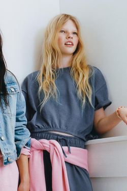 ZARA КОМПЛЕКТ ИЗ ФУТБОЛКИ С ЗАВЯЗКАМИ И БРЮК-ДЖОГГЕ, ВЫЦВЕТШИЙ СИНИЙРОВ