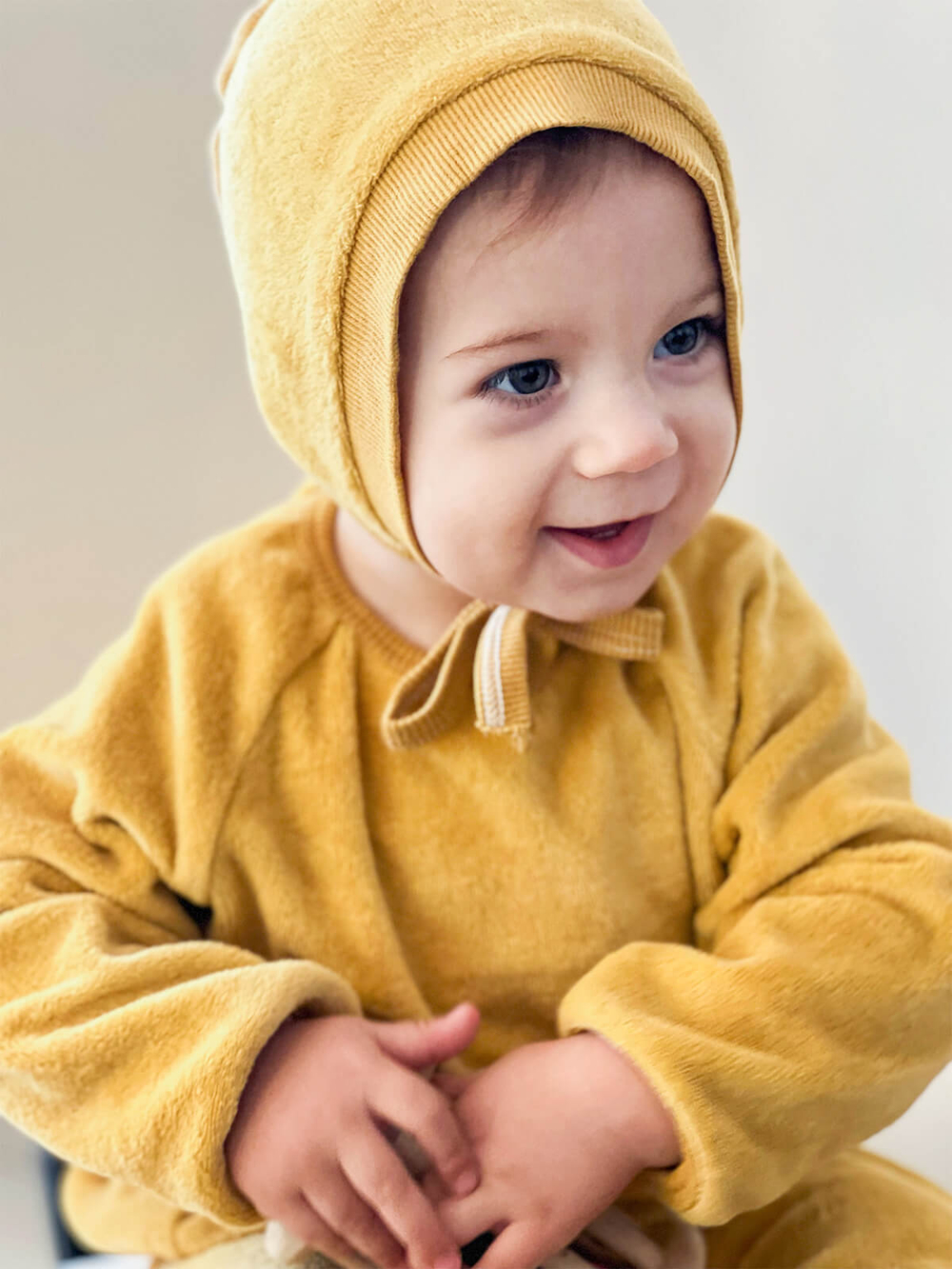 Велюровая шапочка на завязках Mjölk Mustard