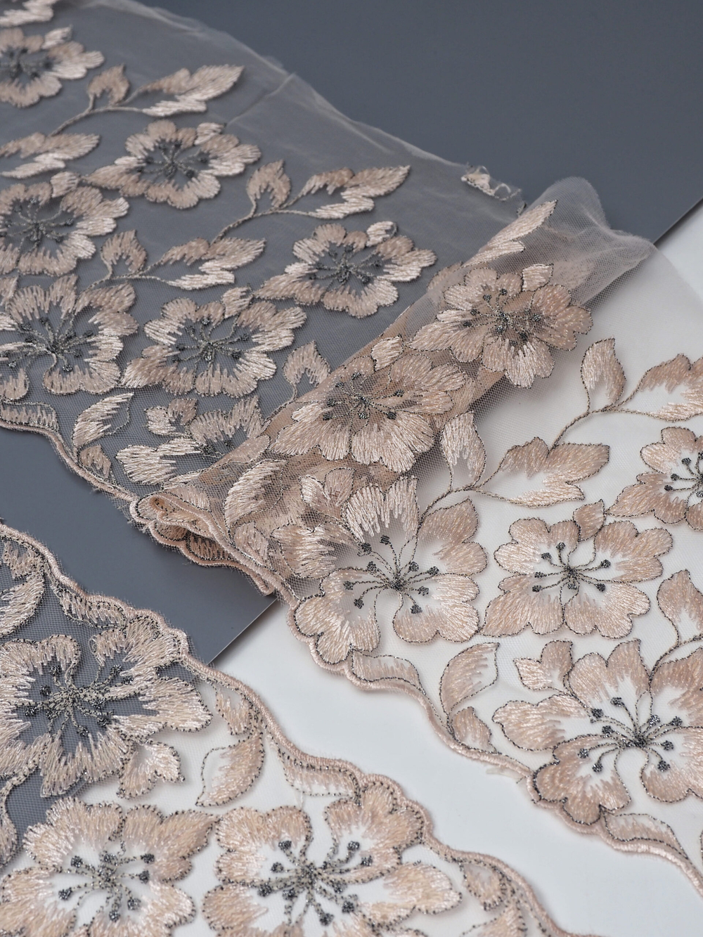 Вышивка на сетке серебристый пион с серебристым люрексом ширина 16 см (2 стороны)