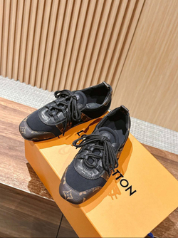 Женские кроссовки Louis Vuitton Sneakerina коричневого цвета с инициалами