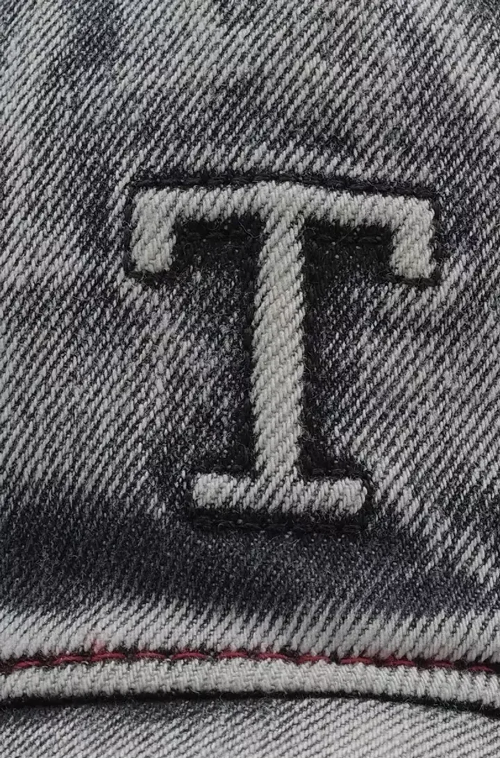 Бейсболка из денима «T»