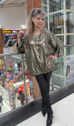 Нарядный блузон-туника с подвеской в золотом цвете